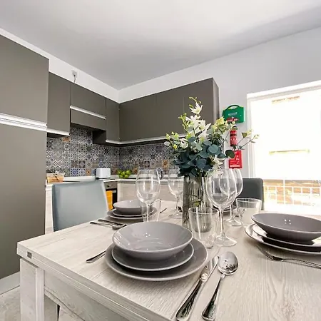 公寓 Lovely 1- Bedroom In