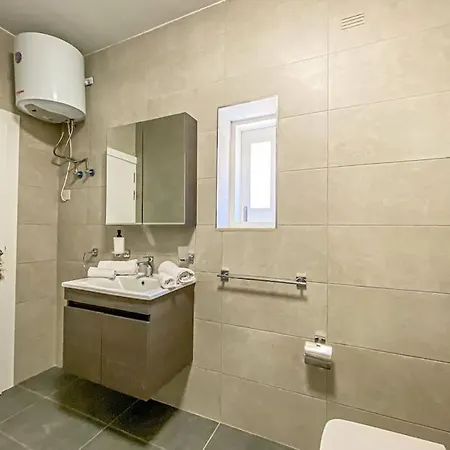 公寓 Lovely 1- Bedroom In *