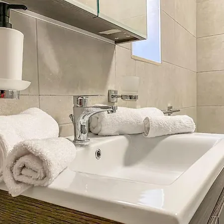 公寓 Lovely 1- Bedroom In 弗洛里亚纳